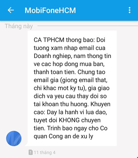 Nhầm một chữ trong mail, mất toi 210.000 USD - 1 Mới đây Công an TP.HCM đã gửi tin nhắn khuyến cáo người dân nên cẩn thận khi chuyển tiền cho tài khoản khác. Ảnh: NGÂN NGA
