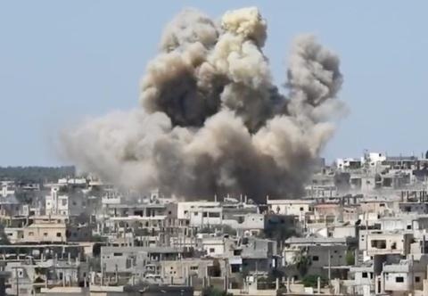 Quân chính phủ Syria liên tiếp thất bại nhiều nơi - 1
Máy bay Nga và Syria tiến hành một vụ không kích vào Daraa.