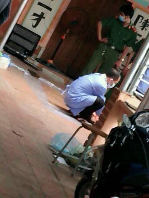 (RÚNG ĐỘNG) Thầy giáo nghi sát hại "mẹ vợ", bắt cóc con trai người tình - 1 Lực lượng chức năng khám nghiệm hiện trường