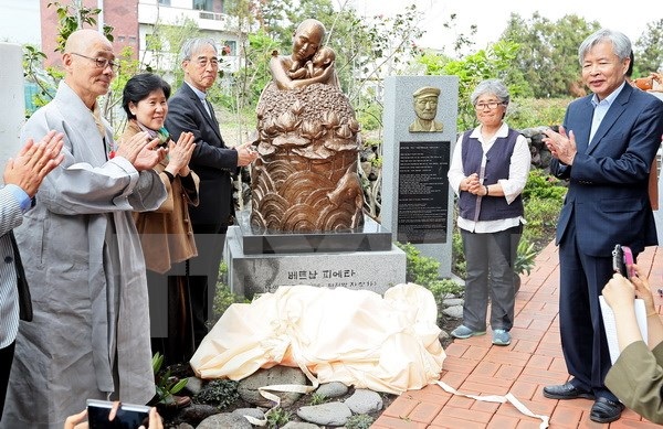 Khánh thành tượng đài “Xin lỗi Việt Nam” tại Hàn Quốc - 1
Lễ khánh thành bức tượng đồng Xin lỗi Việt Nam (Pieta Việt Nam) tại Trung tâm Hòa bình St. Francis trên đảo Jeju của Hàn Quốc. (Nguồn: Yonhap/TTXVN)