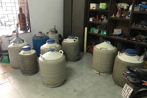 Giám đốc chỉ đạo nhân viên bán bóng cười cho dân chơi Hà Nội - 1 Tang vật bị lực lượng chức năng thu giữ.
