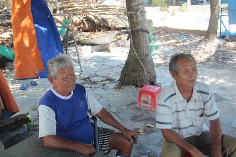 Ở nơi, hai vợ chồng chỉ có một cái quần... - 1 Ông Trần Trò (áo xanh) người Đàng Hạ và ông Võ Thành Trung, Trưởng xóm Xuân Đừng.