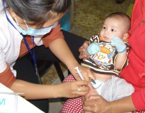 Con bị bạch hầu vì tiếc tiền tiêm ngừa chỉ là tin đồn - 1 Một trẻ đang được tiêm vaccine phòng ngừa bệnh bạch hầu. Ảnh: TRẦN NGỌC