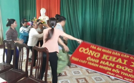 
Người nhà nạn nhân phản ứng buổi xin lỗi oan ông Hàn Đức Long, kéo cả tấm bảng xin lỗi xuống đất. Ảnh: TUYẾN PHAN
