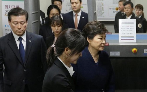 Hàn Quốc mở phiên xét xử sơ thẩm đầu tiên đối với bà Park Geun-hye - 1 Bà Park (phía trước, thứ nhất từ phải sang) sau một phiên tòa ở Seoul. (Ảnh: Reuters)