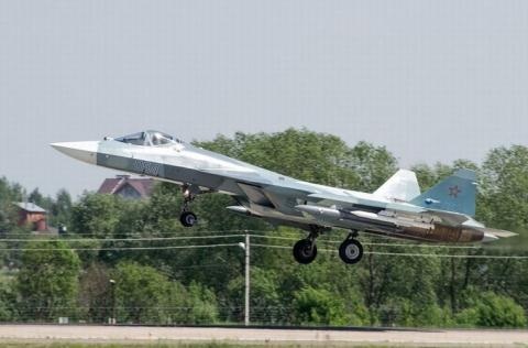 T-50 diệt mục tiêu bất kì trên biển với "đao kiếm" mới - 1 Tiêm kích PAK FA T-50 thử nghiệm với vũ khí.