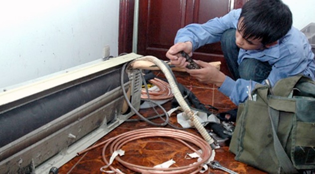 Đêm nắng oi đầu mùa: Cả nhà vật vã, bắt vạ thợ điều hoà - 1 Đội quân sửa chữa điều hòa làm không hết việc ngày nắng nóng
