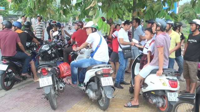 Người dân hiếu kỳ đến xem vụ việc.