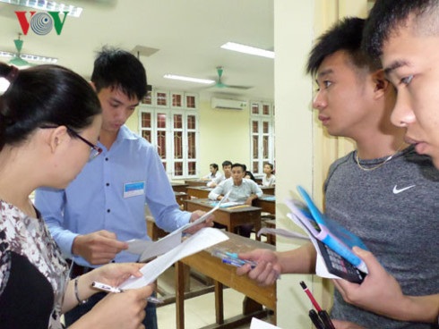 Hà Nội dự kiến huy động trên 4 nghìn cán bộ trông thi THPT quốc gia - 1 Các cán bộ, giảng viên ở trường đại học được huy động tới điểm thi sẽ làm Phó Trưởng điểm thi, Thư ký điểm thi, Cán bộ coi thi, cán bộ giám sát phòng thi và thanh tra.