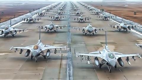 400 căn cứ quân sự Mỹ tạo vòng kim cô vây Nga - 1 Màn diễu hành của chiến đấu cơ F-16 Mỹ ở căn cứ quân sự nước ngoài
