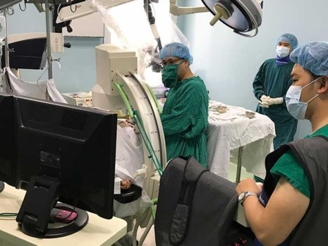 Điều trị thành công ca ung thư dương vật lạ và hiếm - 1 Các bác sĩ BV Bình Dân đang phẫu thuật ca ung thư dương vật lạ và hiếm. Ảnh: MINH TIẾN