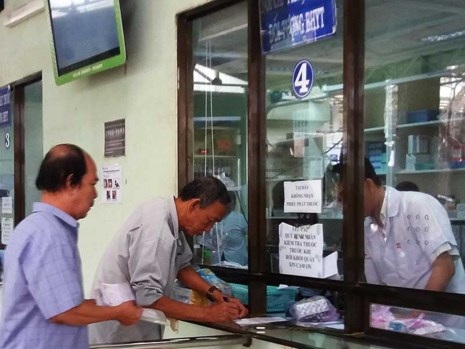 Nhiều loại thuốc dừng thanh toán bảo hiểm y tế - 1 Bệnh nhân đang nhận thuốc BHYT tại BV Nguyễn Tri Phương, TP.HCM. Ảnh: HTD