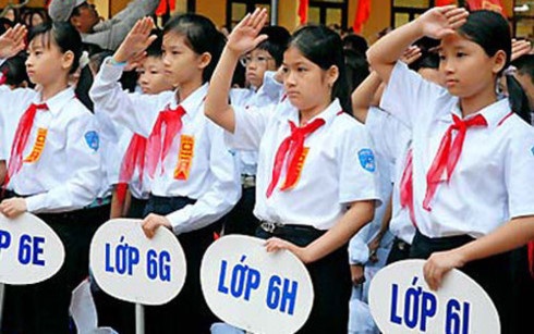 Chỉ tiêu, phương thức tuyển sinh lớp 6 vào các trường top đầu Hà Nội - 1 Nhiều phụ huynh đang ngóng đợi phương thức tuyển sinh vào lớp 6 ở những trường được đánh giá là có uy tín và chất lượng ở Hà Nội (ảnh minh họa)
Trường Marie Curie tuyển 50% học sinh đã học Tiểu học ở trường khác
Trường THCS Marie Curie tuyển sinh vào lớp 6 với tổng chỉ tiêu là 360 học sinh (chia làm 12 lớp). Nhà trường thực hiện Hướng dẫn tuyển sinh vào lớp 6 đến hết ngày 7/6/2017.
Ông Nguyễn Xuân Khang, Hiệu trưởng trường THCS &THPT Marie Curie cho biết, trong số chỉ tiêu 360 học sinh, nhà trường chọn 6 lớp (180 học sinh) đã học cấp Tiểu học ở trường. Còn lại là tuyển học sinh từ các trường Tiểu học khác.
Việc xét tuyển vào lớp 6 dựa vào kết quả học tập của học sinh ở cấp Tiểu học. Bên cạnh đó, nhà trường còn tuyển học sinh ở gần trường, học sinh có anh chị em đang học trong trong trường. Ngoài ra, nhà trường còn tuyển con em thương binh liệt sĩ, học sinh có chứng chỉ tiếng Anh ở các trung tâm tin cậy, có uy tín...
Trường THPT chuyên Hà Nội - Amsterdam ưu tiên học sinh đoạt giải
Việc tuyển sinh vào lớp 6 trường THPT chuyên Hà Nội - Amsterdam năm học 2017 - 2018 được thực hiện đối với học sinh có hộ khẩu thường trú tại Hà Nội, hoặc có bố, mẹ có hộ khẩu thường trú tại Hà Nội, hoàn thành chương trình Tiểu học và đạt học lực giỏi từ lớp 1 đến lớp 3, được đánh giá hoàn thành học lớp 4 và lớp 5.
Các năm học từ lớp 1 đến lớp 5 tổng điểm bài kiểm tra định kỳ cuối năm 2 môn tiếng Việt và Toán phải đạt từ 19 điểm trở lên. Hạnh kiểm của học sinh từ lớp 1 đến lớp 3 là thực hiện đầy đủ các nhiệm vụ của học sinh tiểu học, lớp 4 và lớp 5 phần đánh giá năng lực và phẩm chất phải được đánh giá đạt.
Trường THPT chuyên Hà Nội - Amsterdam sẽ tuyển khoảng 200 học sinh bằng hình thức xét tuyển.
Điểm xét tuyển vào trường là tổng điểm của điểm học tập từ lớp 1 đến lớp 5, điểm ưu tiên và điểm khuyến khích. Nhà trường sẽ đưa ra bảng quy đổi điểm kết quả học tập của học sinh theo từng năm học, quy đổi điểm ưu tiên và khuyến khích cùng thông tin về việc chỉ được tính điểm khuyến khích cho học sinh tham gia các giải theo quy định của Sở GD-ĐT Hà Nội.
Học sinh trúng tuyển sẽ được xét điểm từ cao xuống thấp. Trường hợp học sinh đạt điểm xét tuyển trùng nhau vượt chỉ tiêu được giao, hội đồng tuyển sinh nhà trường sẽ xét tổng điểm khuyến khích của toàn bộ các giải thưởng học sinh đạt được từ lớp 1 đến lớp 5 và xếp thứ tự từ cao xuống đến đủ chỉ tiêu.
Theo thông lệ, đầu tháng 6 nhà trường phát hành đơn và hướng dẫn tuyển sinh vào lớp 6 năm học 2017 - 2018 trên website nhà trường, đồng thời phát miễn phí khi phụ huynh tới nhận tại trường. Từ khoảng giữa tháng 6, nhà trường nhận đơn và hồ sơ dự xét tuyển. Cuối tháng 6, trường thông báo kết quả trúng tuyển và tiếp nhận hồ sơ trúng tuyển vào đầu tháng 7.
Theo Bích Lan
VOV