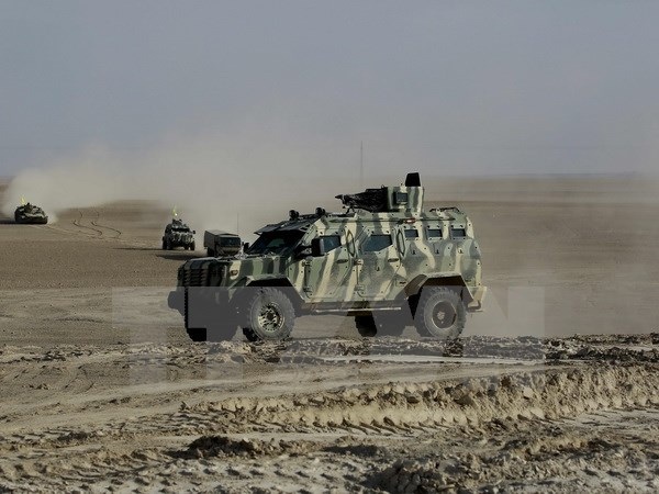 Mỹ tăng khí tài quân sự cho các chiến dịch chống IS tại Syria - 1 Liên minh các chiến binh người Arab và người Kurd do Mỹ hậu thuẫn mở cuộc truy quét các tay súng IS gần làng Bir Fawaz, cách Raqa khoảng 20km ngày 8/2. (Nguồn: AFP/TTXVN)