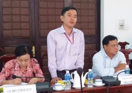 Giáo viên mới ra trường thà đi bán hàng còn hơn dạy học - 1 Ông Đặng Đức Hoàng, Trưởng phòng GD&ĐT quận 11, phát biểu tại buổi làm việc. Ảnh: PA