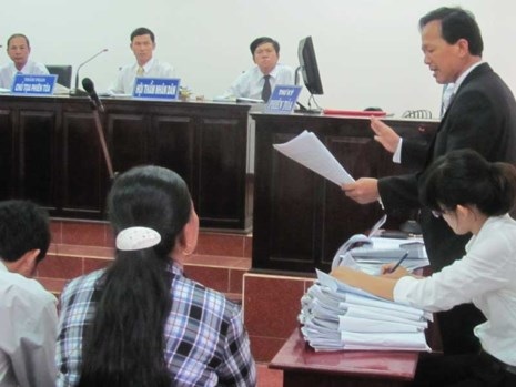 Biết thân chủ giết người, luật sư vẫn không tố cáo (!?) - 1 Luật sư tranh tụng tại một phiên tòa hình sự. Ảnh minh họa: T.TÙNG