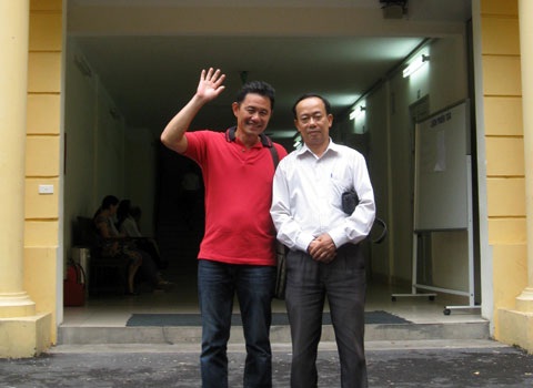 Ông Minh Anh (áo đỏ) và luật sư trong ngày được tuyên vô tội.