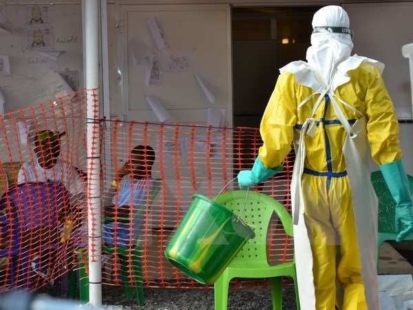 Sau 3 năm, dịch bệnh Ebola đang có nguy cơ bùng phát trở lại - 1
Bệnh nhân nhiễm Ebola điều trị tại trung tâm y tế Nongo ở Conakry ngày 21/8/2015. (Nguồn: AFP/TTXVN)