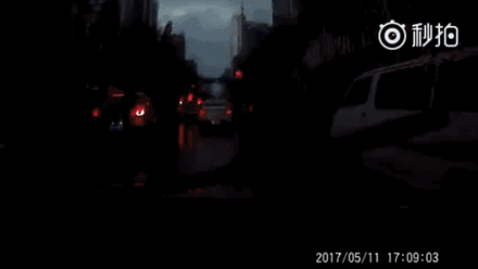 Thót tim cảnh sét đánh giữa đường, tóe lửa như pháo hoa - 1 Thót tim cảnh sét đánh giữa đường, tóe lửa như pháo hoa - 1