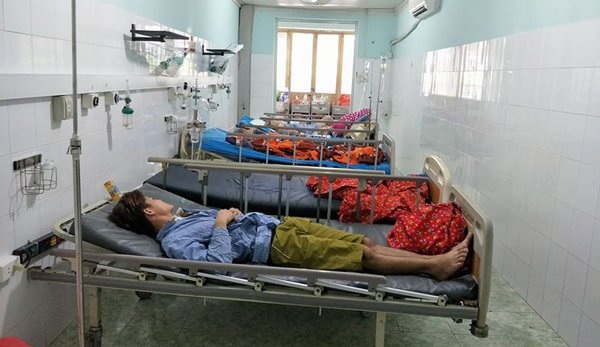 3 thanh niên cấp cứu sau khi được mời hút thuốc - 1
3 thanh niên ngộ độc cỏ Mỹ đang được điều trị tại BV đa khoa tỉnh Tuyên Quang