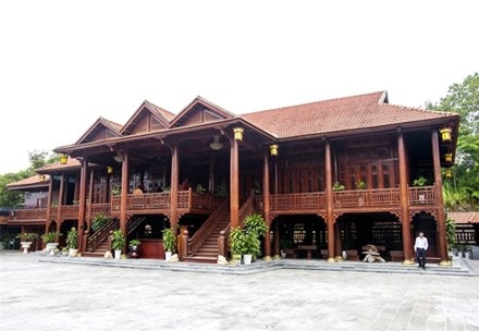 Cận cảnh ngôi nhà gỗ lim có giá 200 tỷ đồng của đại gia Điện Biên - 1
Ngôi nhà trị giá hàng trăm tỷ đồng này được xây dựng từ hơn 500 m3 gỗ lim nguyên khối với tổng diện tích gần 500 m2.