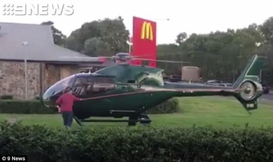 Có lẽ người đàn ông này không thể cưỡng lại cơn thèm McDonalds ngay cả khi đang lái trực thăng. Ảnh: 9 News