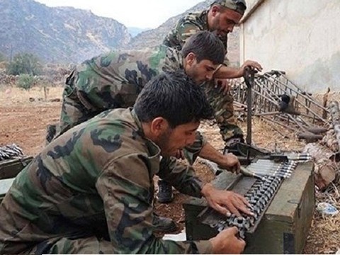 Hezbollah triển khai hàng trăm tay súng tới Homs, ngăn chặn đà tiến của phiến quân - 1 Các tay súng Hezbollah tại một cứ điểm quân sự ở khu vực biên giới Liban-Syria