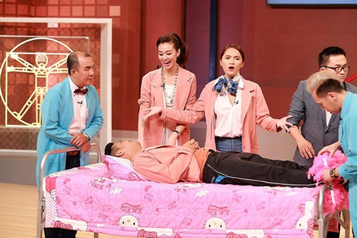 Biết game show có "rác" vẫn lao vào - 1
Hương Giang Idol được công chúng biết đến không bằng chuyên môn ca hát mà bằng gương mặt game show truyền hình. Trong ảnh: Hương Giang Idol (thứ ba từ trái qua) đang tham gia game show truyền hình “Giải mã cơ thể” (HTV7). (Ảnh do chương trình cung cấp)