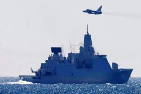Thủy thủ Hà Lan không nghỉ việc khi Su-24M sượt qua đầu - 1 Chiến đấu cơ Nga áp sát tàu Hà Lan.