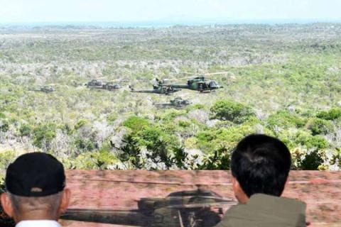 Liên tiếp tập trận gần Biển Đông, Indonesia đáp trả Trung Quốc? - 1 
Tổng thống Widodo quan sát cuộc tập trận quân sự lớn xung quanh quần đảo Natuna