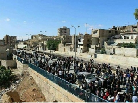 Chiến sự Syria: Quân chính phủ giải phóng hoàn toàn thành phố Homs - 1 Lực lượng phiến quân và các thành viên gia đình họ trong một đợt di tản