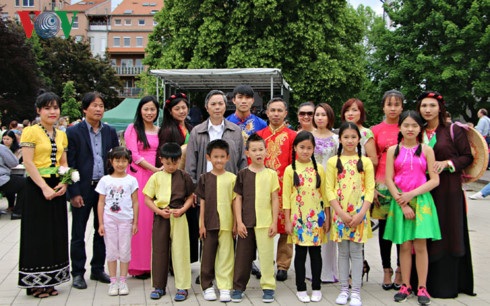 Văn hóa Việt Nam tỏa sáng tại Lễ hội văn hóa dân gian các dân tộc Séc - 1 Đoàn Việt Nam tham gia lễ hội.