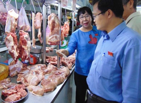 Biết bò lá lốt làm từ thịt vụn ướp phẩm màu vẫn cứ ăn - 1 Đoàn giám sát HĐND TP.HCM đang kiểm tra hoạt động kinh doanh tại một chợ trên địa bàn TP. Ảnh: TRẦN NGỌC