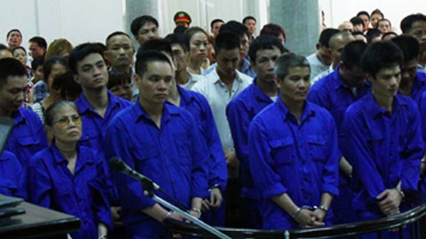 Bi kịch mẹ vợ Khánh "trắng" bị 'ma' cờ bạc ám đến mê dại - 1 Bà Lương Thị Trang cùng các bị cáo khác tại tòa