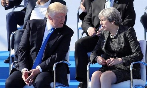 Mỹ - Anh giảm căng thẳng sau bê bối rò rỉ thông tin - 1 Thủ tướng Theresa May và Tổng thống Donald Trump tại hội nghị không chính thức các nhà lãnh đạo NATO ngày 25-5. Ảnh: Getty Images