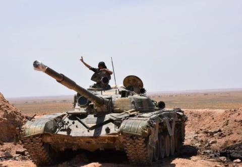 Xe tăng của lực lượng Tiger tiến đến chiến tuyến cách thị trấn Maskanah 3 km về phía nam