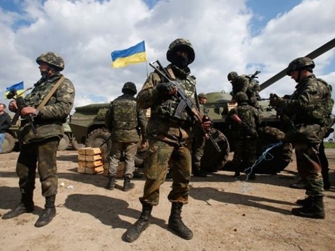 Ukraine bắn phá dồn dập vào Donetsk - 1 Binh lính Ukraine tại miền Đông