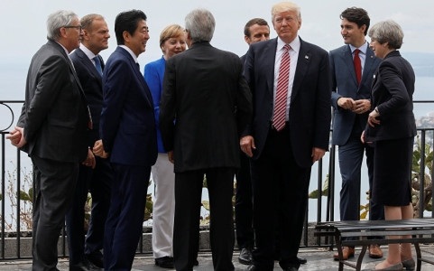 Tổng thống Donald Trump muốn phá vỡ trật tự thế giới truyền thống? - 1 Tổng thống Mỹ Donald Trump (vest đen, cà vạt đỏ), có vẻ lạc lõng giữa các nhà lãnh đạo tham dự Hội nghị Thượng đỉnh G7. Ảnh: Reuters
