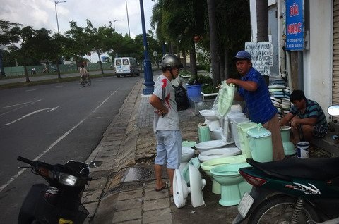 Nghề "độc" Sài Gòn: 25 năm tân trang bồn cầu bán cho người nghèo - 1 Cửa hàng bồn cầu của ông Quyện trên đường Võ Văn Kiệt