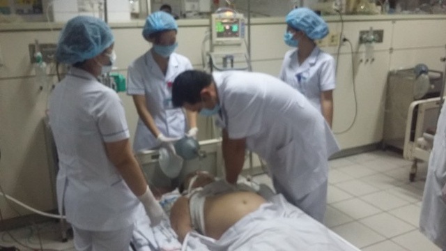 Vụ 7 người chết khi chạy thận: Điều tra công ty sửa máy lọc thận trước 1 ngày xảy ra sự cố - 1 Công an đang vào cuộc điều tra nguyên nhân 7 người chết do đang chạy thận nhân tạo ở Bệnh viện Đa khoa tỉnh Hòa Bình (Ảnh: Đàm Quang).