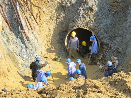 Thiếu nước, sợ vỡ đường ống, Viwaco "từ chối" khách hàng mới - 1 Sau 20 lần xảy ra sự cố, mùa hè này người dân Thủ đô lại sống trong nỗi lo bị vỡ đường ống nước sạch Sông Đà.