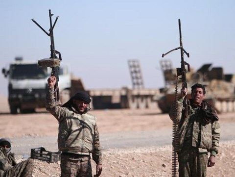 Lực lượng do Mỹ hậu thuẫn chuẩn bị tổng tấn công vào Raqqa - 1 Phiến quân do Mỹ hậu thuẫn đã tiến sát đến nội thành Raqqa