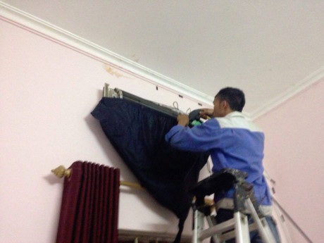 Hốt tiền triệu mỗi ngày nhờ sửa điều hòa đợt nắng nóng kỷ lục - 1 Một ngày làm việc cật lực anh Tuấn có thể kiếm được từ 1,5 - 3 triệu đồng. Ảnh: Thùy Anh