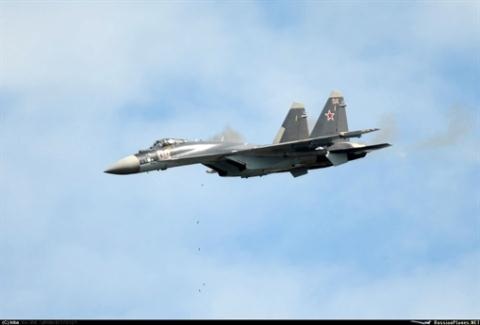 Tiêm kích Su-35S dùng pháo đối không diệt khủng bố - 1 Su-35S tấn công mục tiêu mặt đất bằng pháo GSh-30-1.