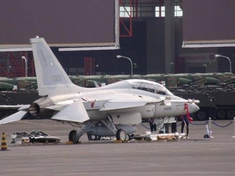 Tiêm kích FA-50 Philippines lần đầu thực chiến - 1 Máy bay FA-50 Philippines với vũ khí chuẩn bị cất cánh.