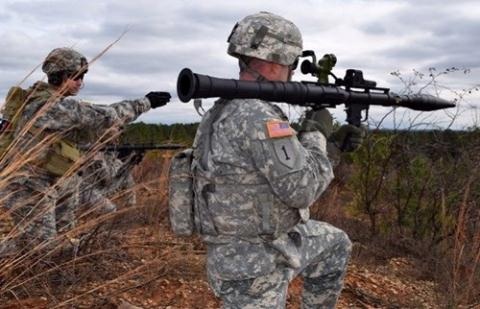 Mỹ cảnh báo NATO sau khi nhận trái đắng - 1 Binh sĩ Mỹ huấn luyện với súng RPG-7.