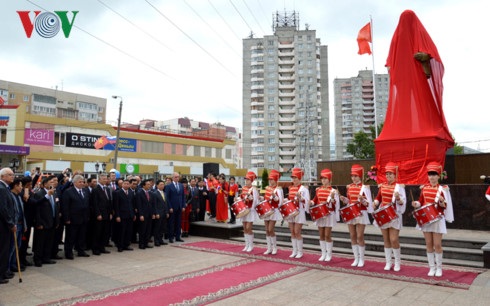Khánh thành tượng đài Bác Hồ trên quê hương Lenin – Ulyanovsk - 1 Nghi lễ khánh thành tượng đài Bác Hồ trên quê hương Lenin.