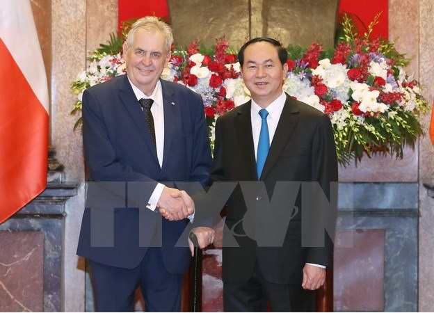 Chủ tịch nước Trần Đại Quang đón Tổng thống Milos Zeman. (Ảnh: Nhan Sáng/TTXVN)