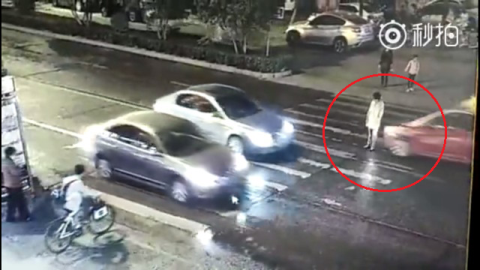 Người phụ nữ bị xe cán 2 lần, không ai quan tâm - 1 Người phụ nữ bị xe cán 2 lần, không ai quan tâm - 1