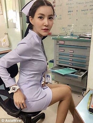 Áo Blouse Y Tá Dành Cho Cán Bộ Y Tế May Sẵn Tại Quận 8